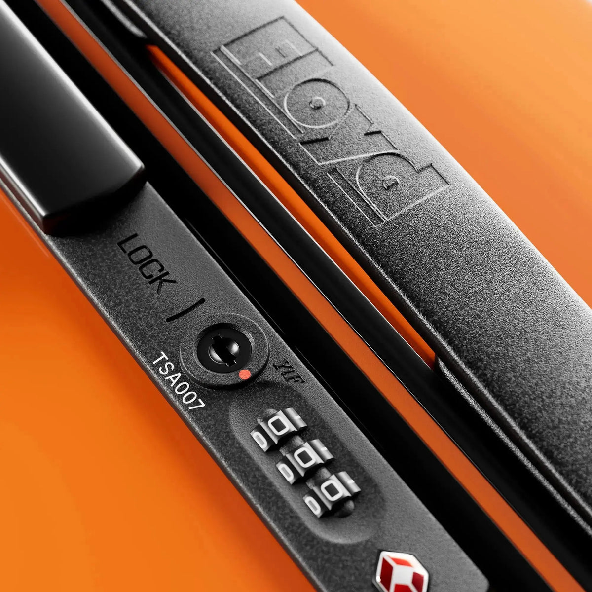 Détail de la serrure à combinaison TSA de la valise Floyd Compact en Hot Orange