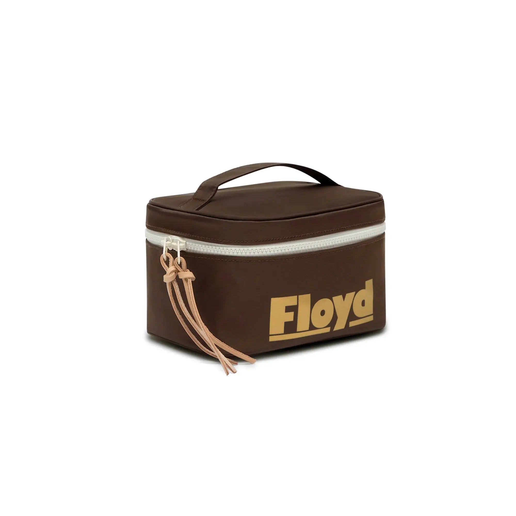 Three-quarter view – Floyd Travel Kit in Bronco Brown